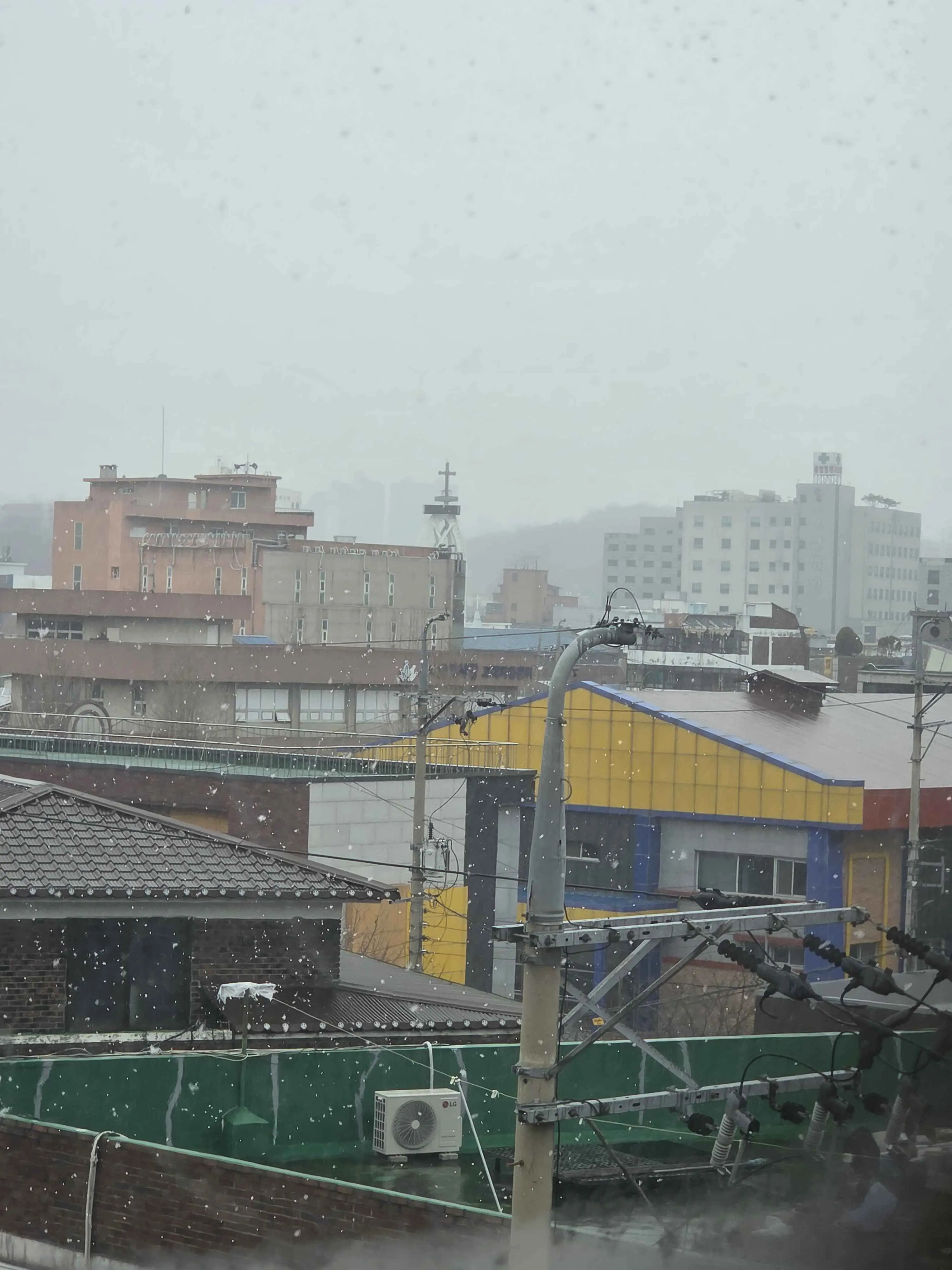 seoltang0092의 🌧️ 降り止まぬ雨の町
