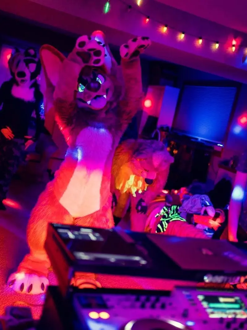 Sabthedino369의 Your wolf roommate Raine