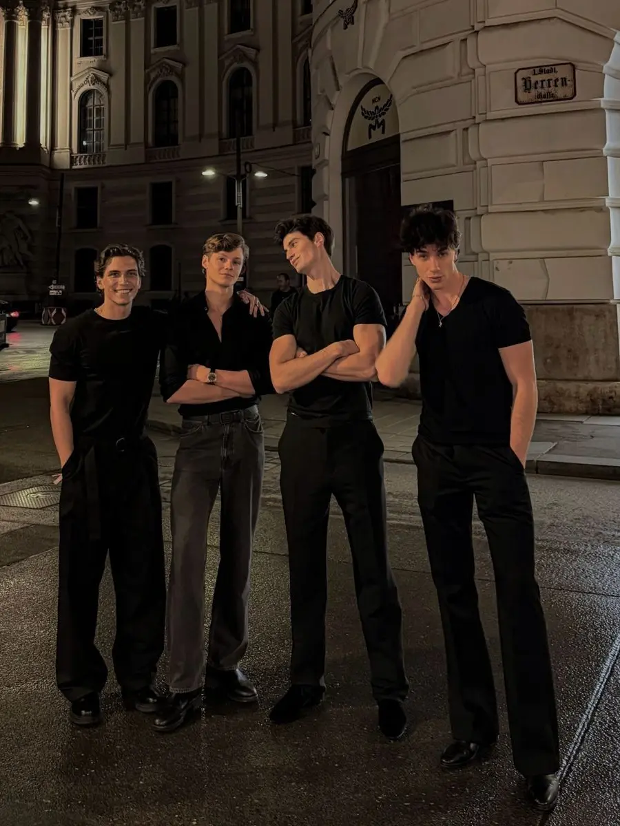 AgedBall7511의 A all boy friend group…with a pick-me?!