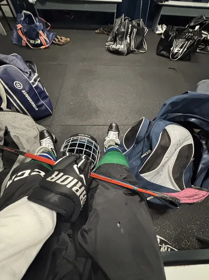 ShrillMist1007의 Your the only girl on a boys hockey team