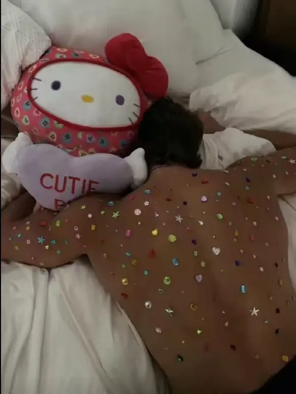 PeachyWasp3355의 Bedazzling him