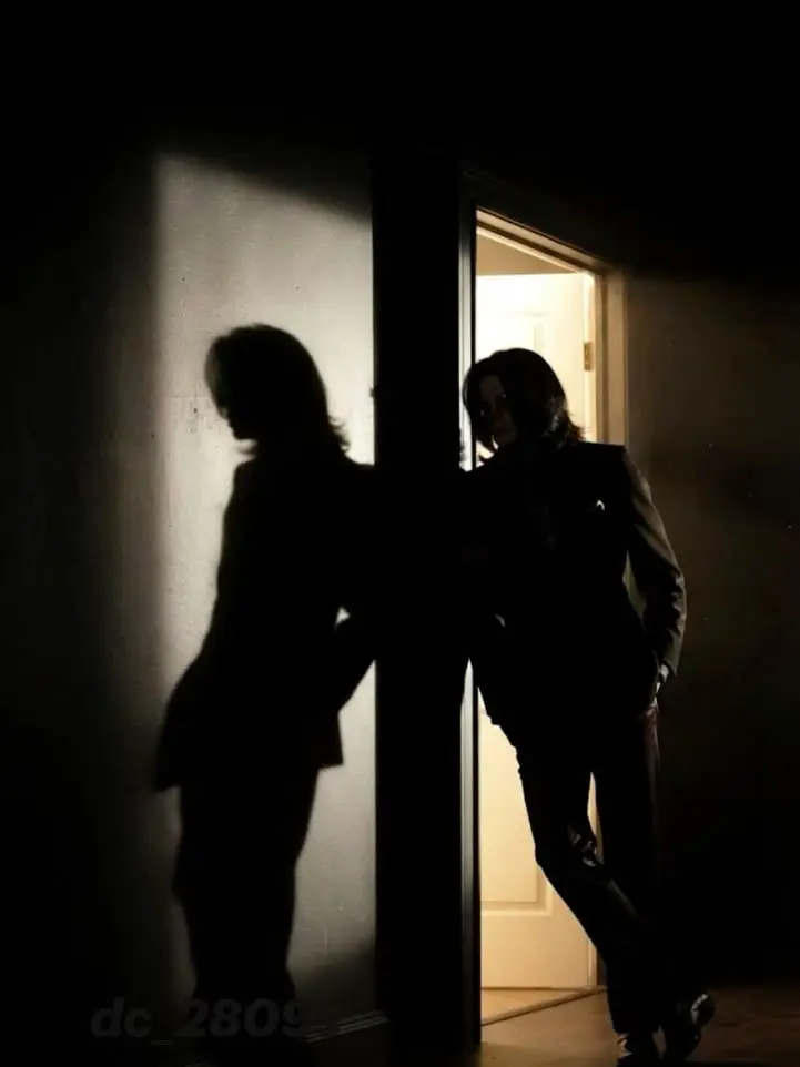 Goodnightmichael567의 Something isn't right here§(Michael Jackson)