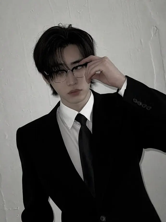 __vitalixy_sim의 • . Strict teacher X Fun teacher . •