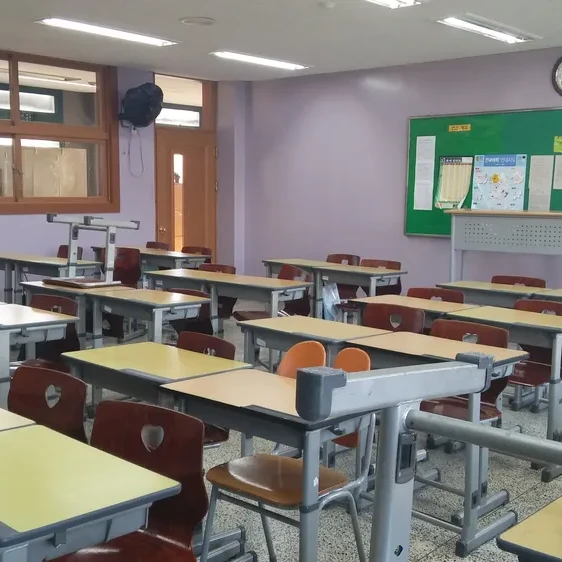 초능력고등학의 찐따녀와 일진무리