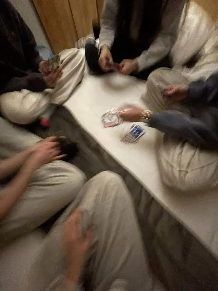 DourFob9467의 존잘 남자무리를 지나친다?!