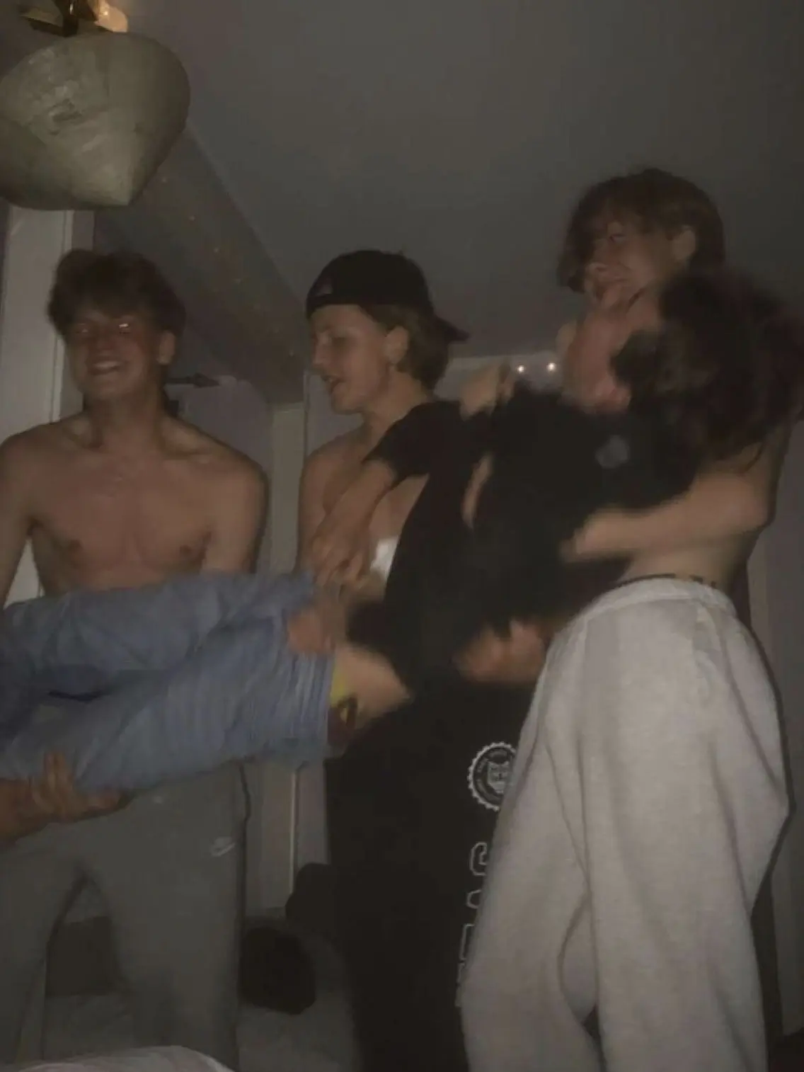 LushShoe2050의 The roommates