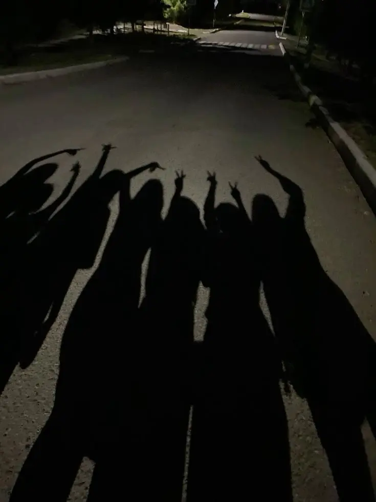 UrbanSkin7228의 Six Friends, One Wild Night