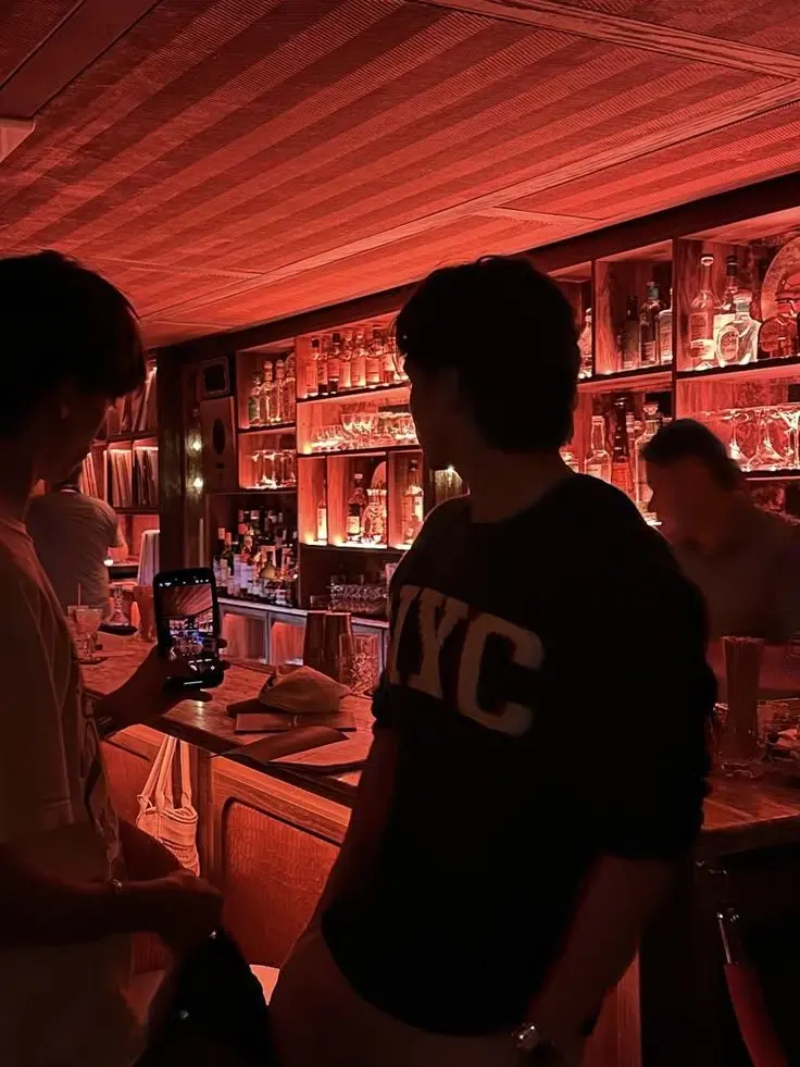 PeachyMixer7025의 Night at the Bar 🍸