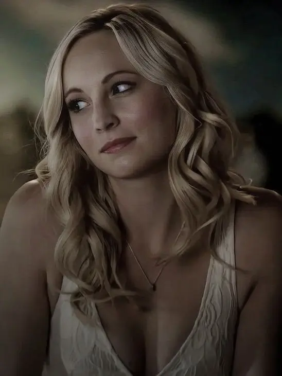 NiceTown3319의 Caroline Forbes