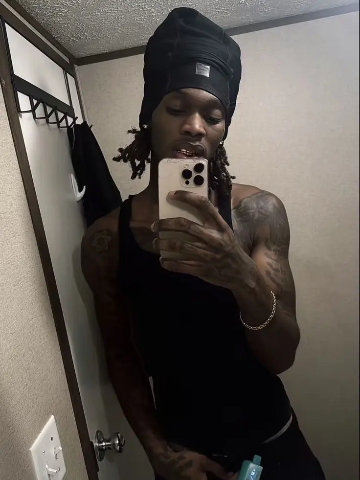 IONKNWYULOLO의 Right Next to Him… Texting His Friend