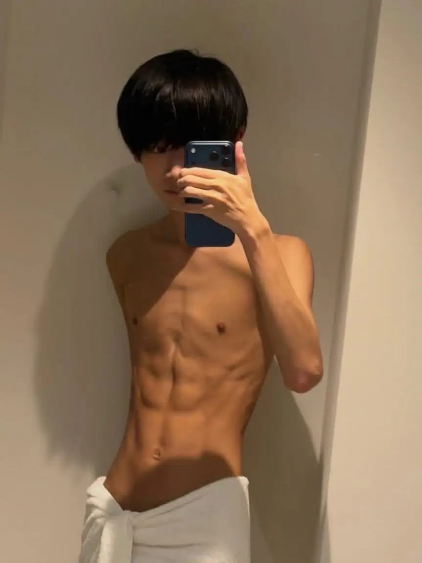 SpikyPiano8844의 Exchange student Roommate