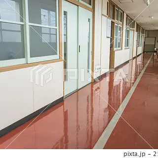 Athukan의 いわく付きの校舎での生活