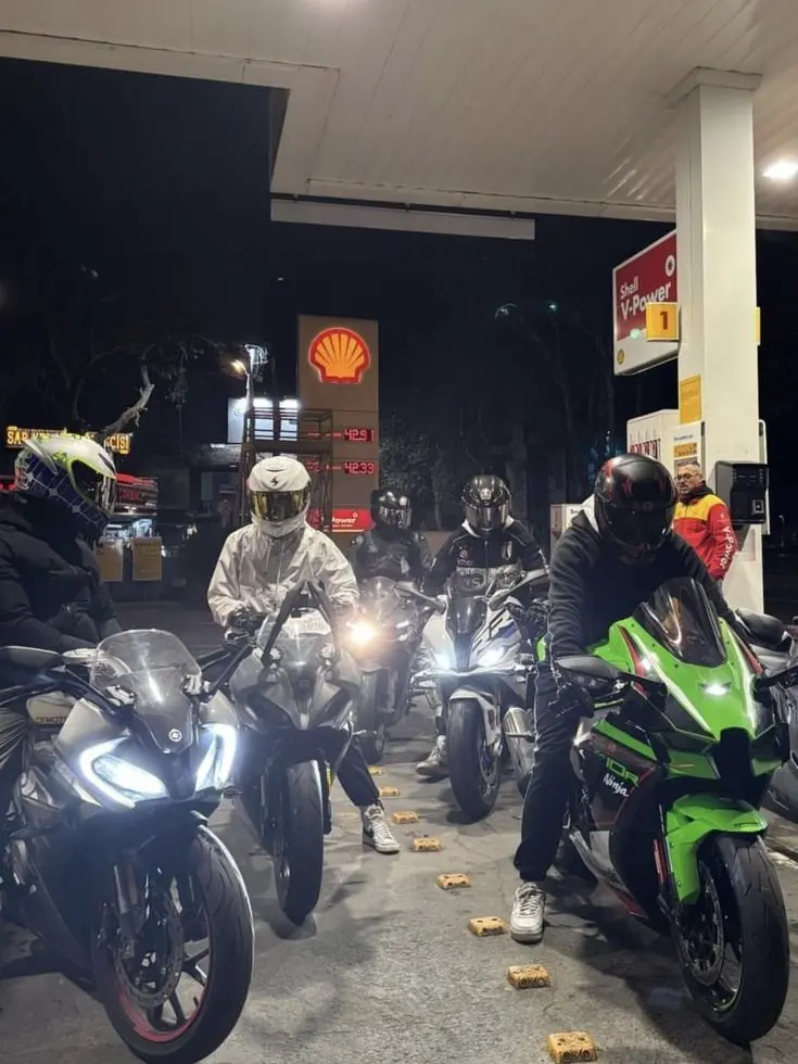 mkayn03의 Bikers In The Stairwell