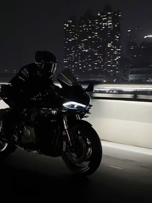 오토바이🏍️ 남녀무리❤️ 대표 이미지