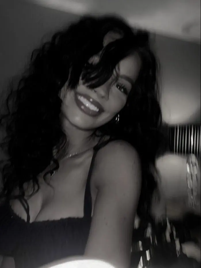 R43lynn._h4nks의 A woman like that was really into me?