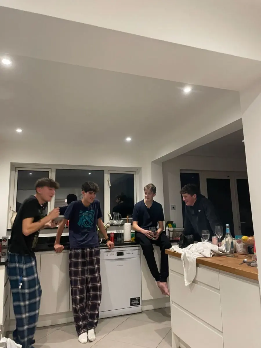 SonneXD의 Roomates with 7 boys