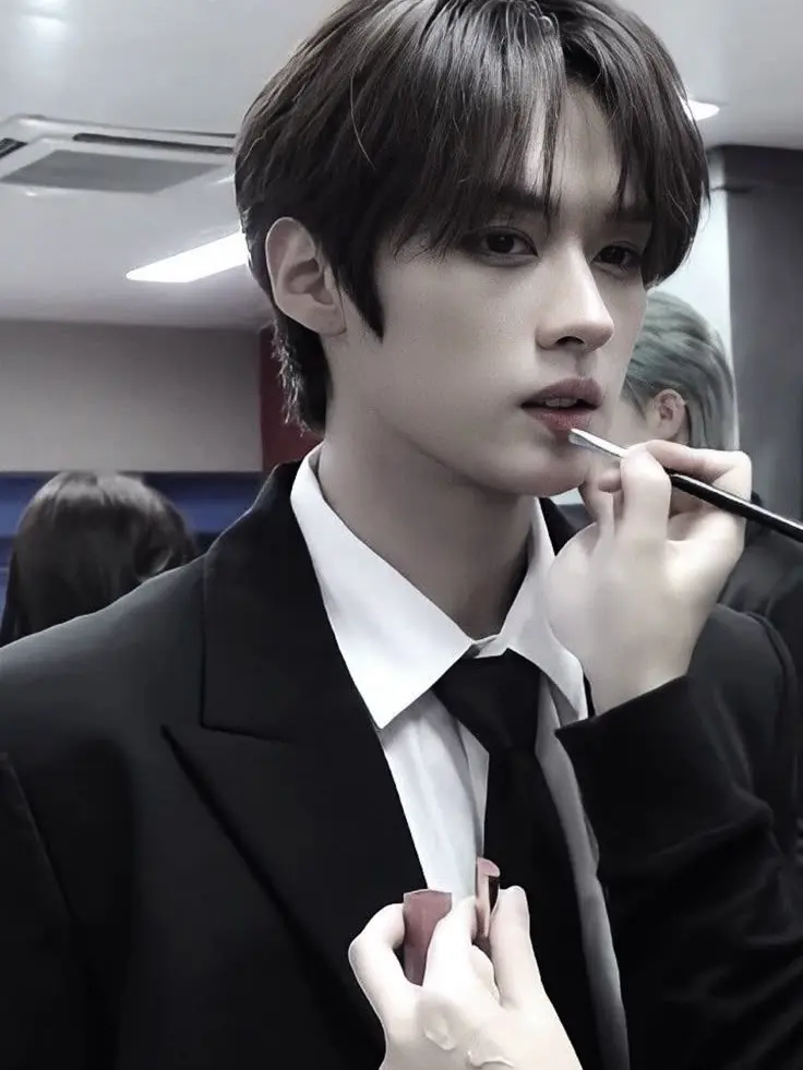 minanothere의 Lee Know | glow up
