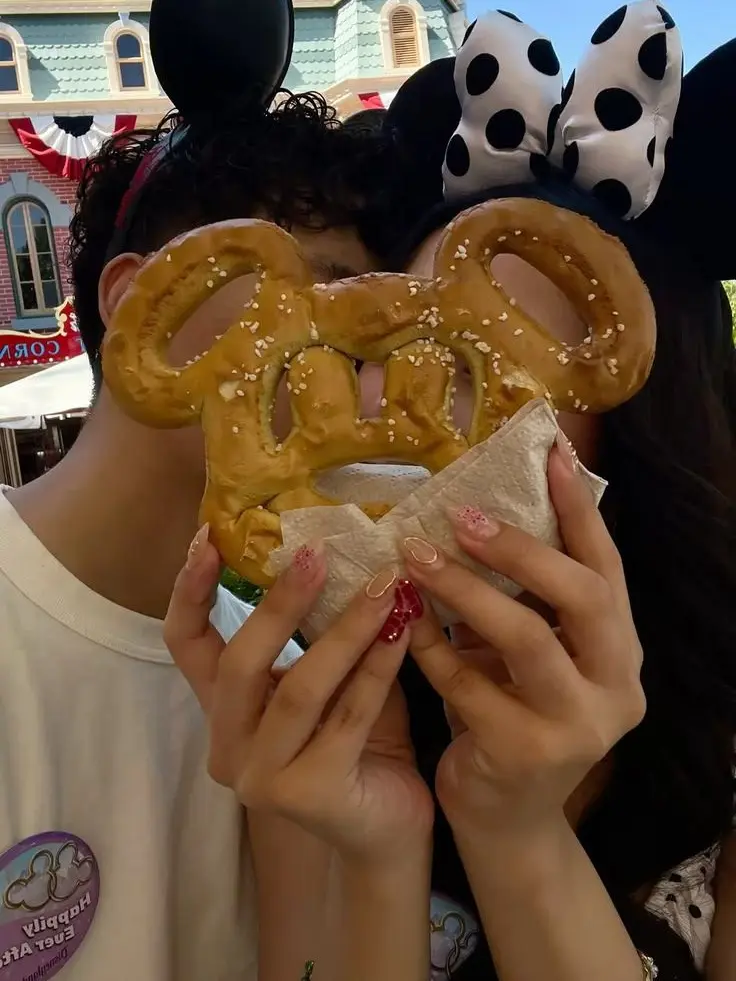 SpikyPool3883의 Disney date with malachi barton