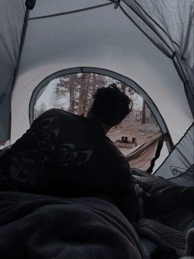 LeanShop7628의 Sharing a tent with him