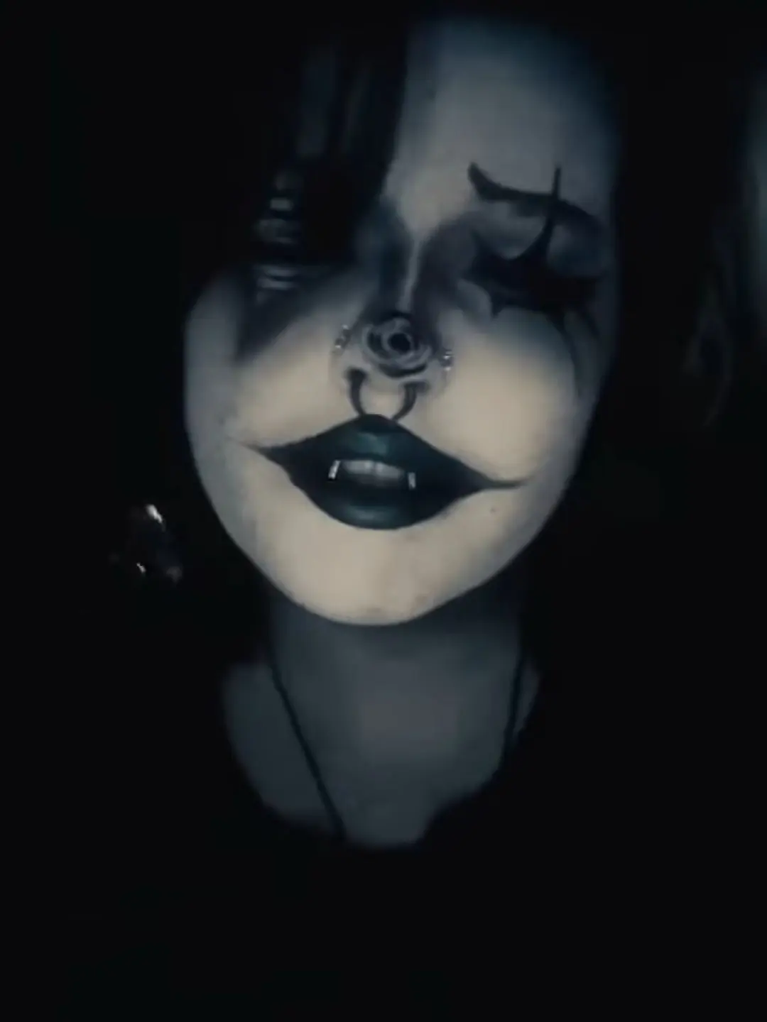 R43lynn._h4nks의 The scare actress interested in you