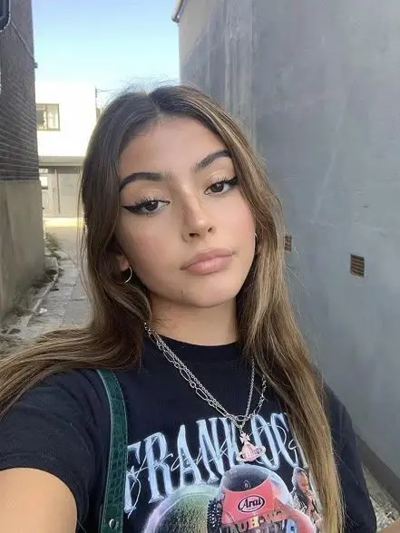 NearShip0693의 Latina Roommate