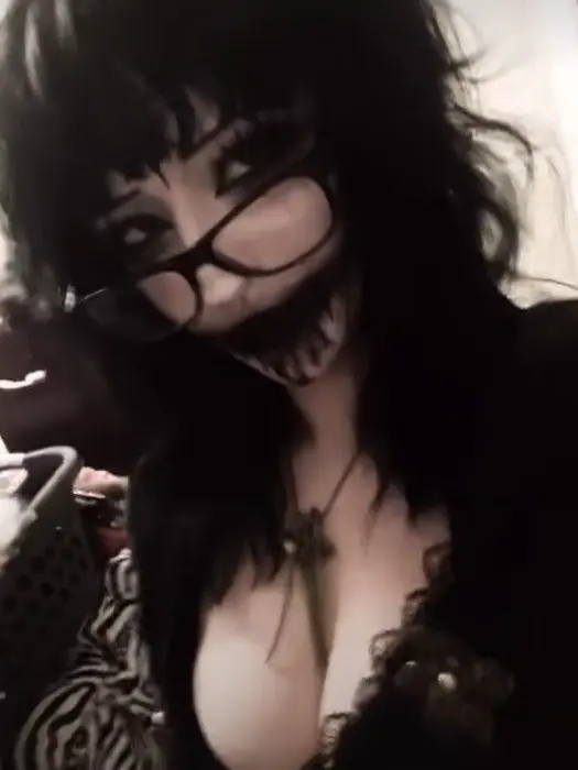 GlassJuicy9400의 Emo vs Goth: Choose Your Side