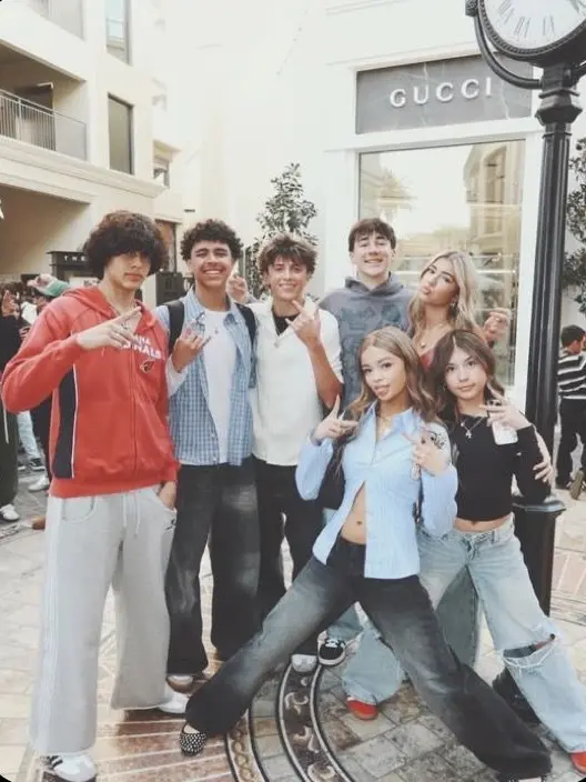 Idkidcgia의 𝐅𝐚𝐦𝐨𝐮𝐬 𝐬𝐜𝐡𝐨𝐨𝐥