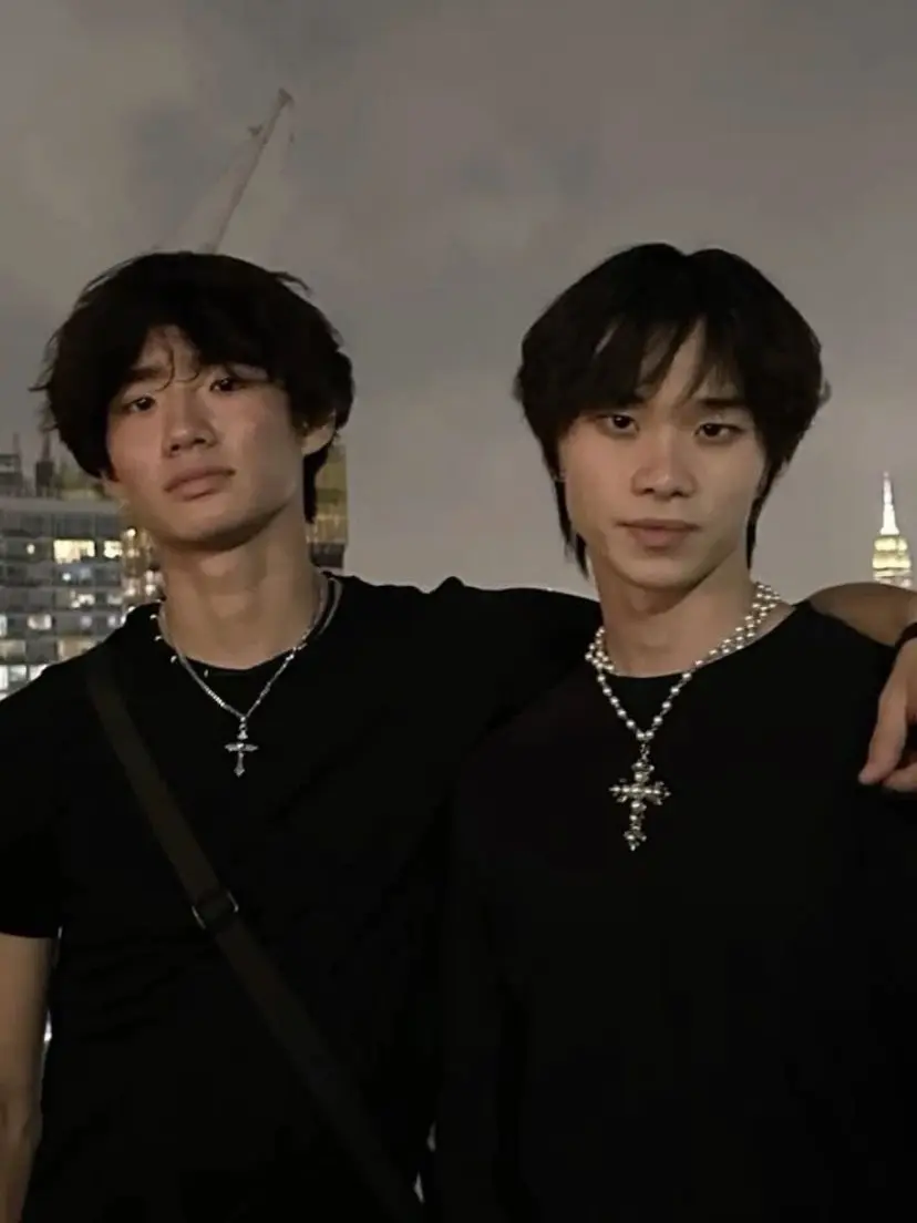 Nikiswife의 Two Asian bbst