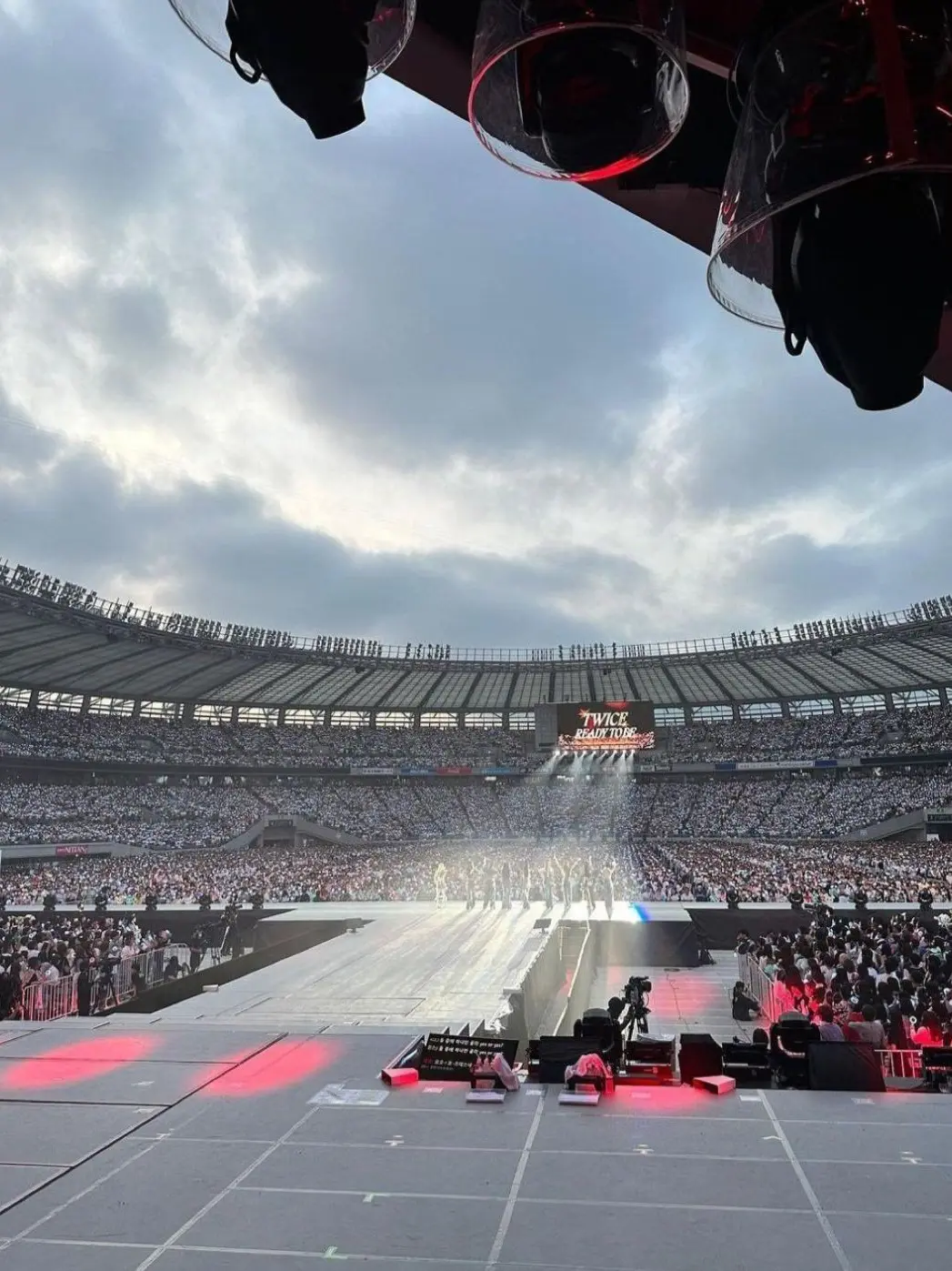 OverlyDhole9183의 Join a boys K-pop group?!