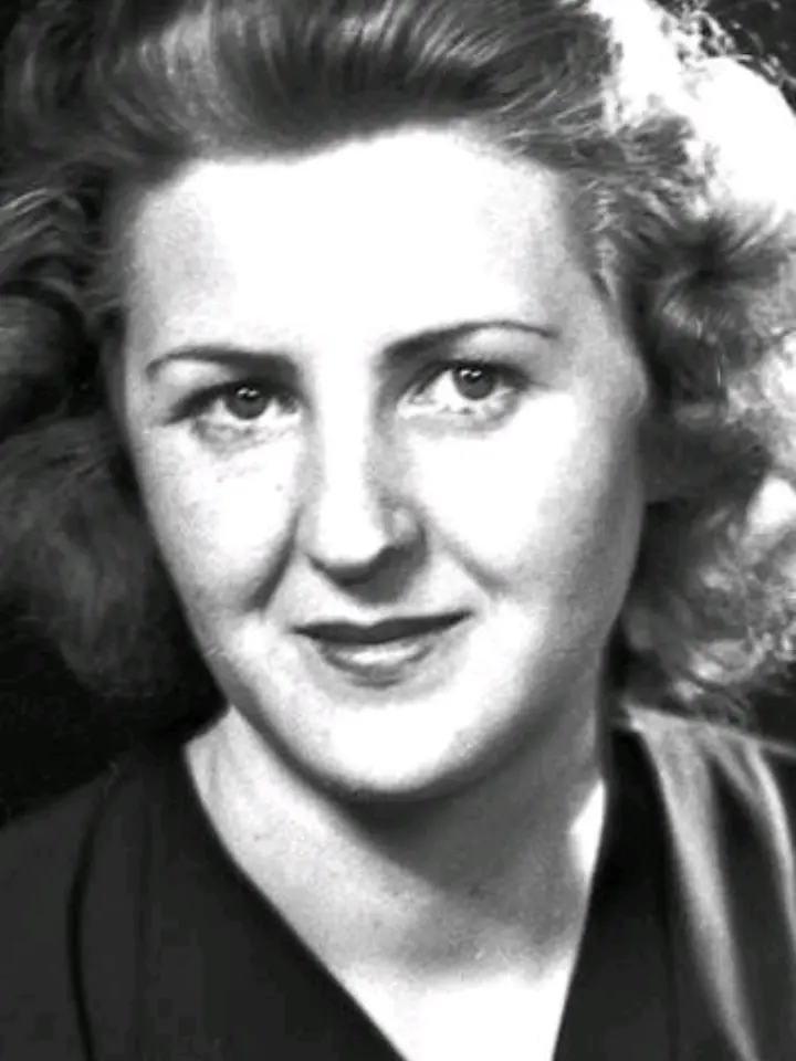 Adolf._.Love의 Eva Braun