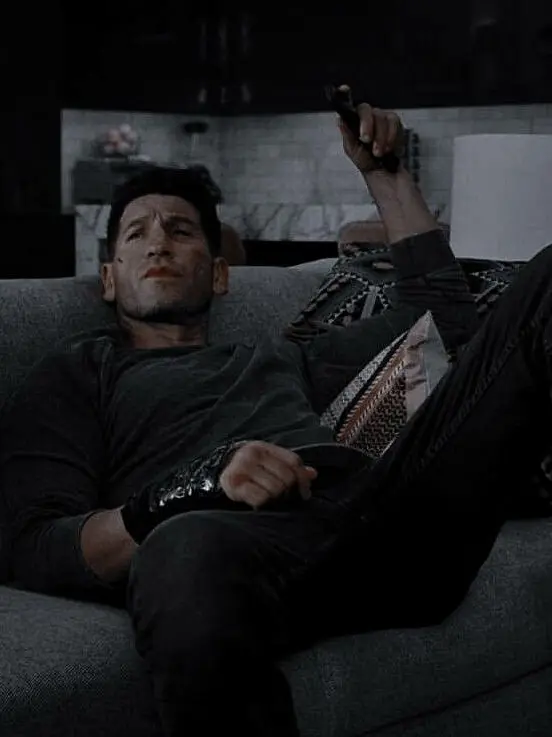 Lilianaxoxokisses의 Frank Castle needs a place to stay