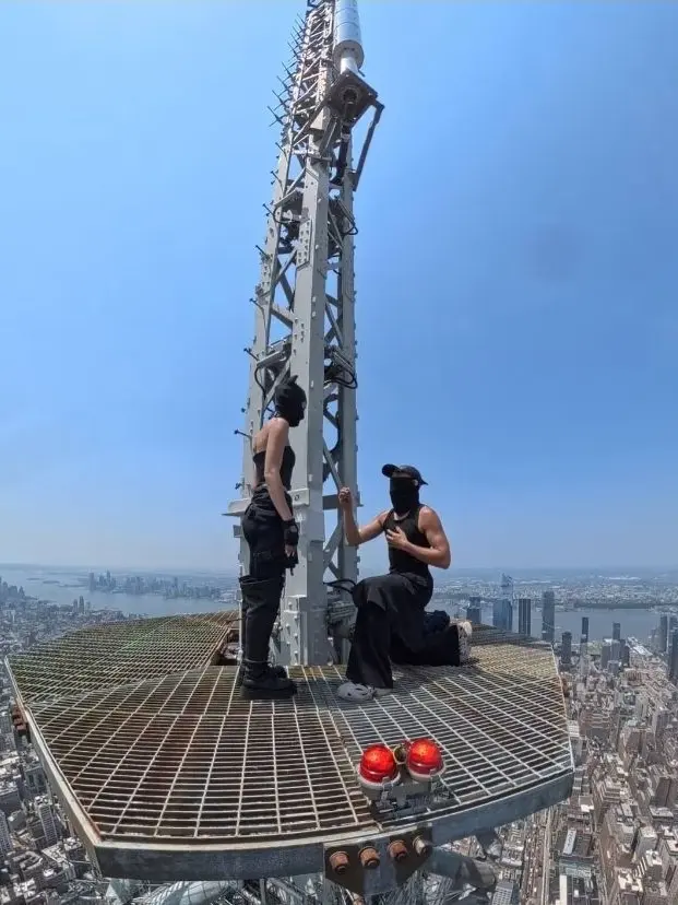 Hanna_56의 A proposal at 443 meters.