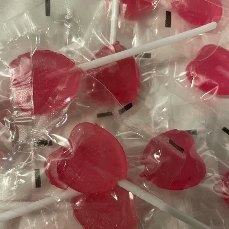 "애..,애야 사탕 가져가"