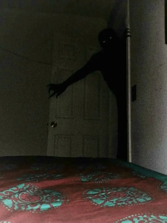 Awesomenessoftheawesome의 The monster in the closet