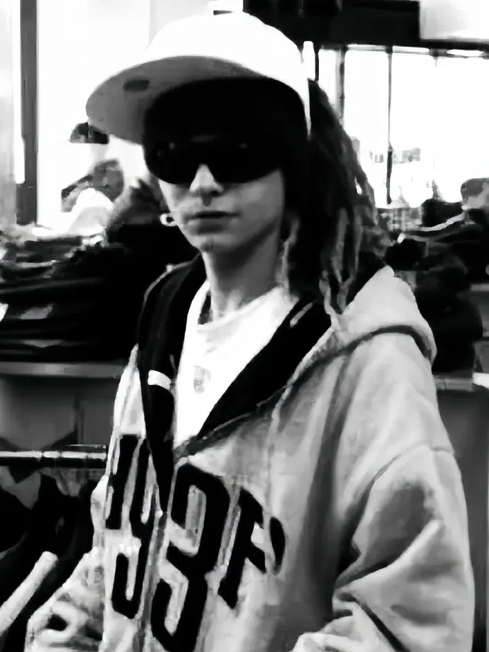 ShortPurse3694์ Tom Kaulitz - Personal Assistant