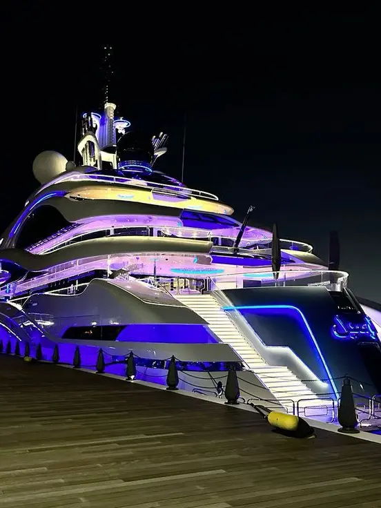 LOYALTIES의 Yacht Party Crasher