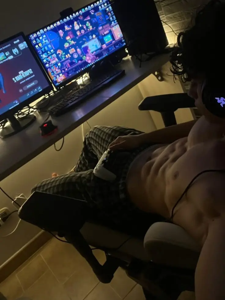 PetiteBear1350의 Your roommate who likes you... 🔥🔥😉
