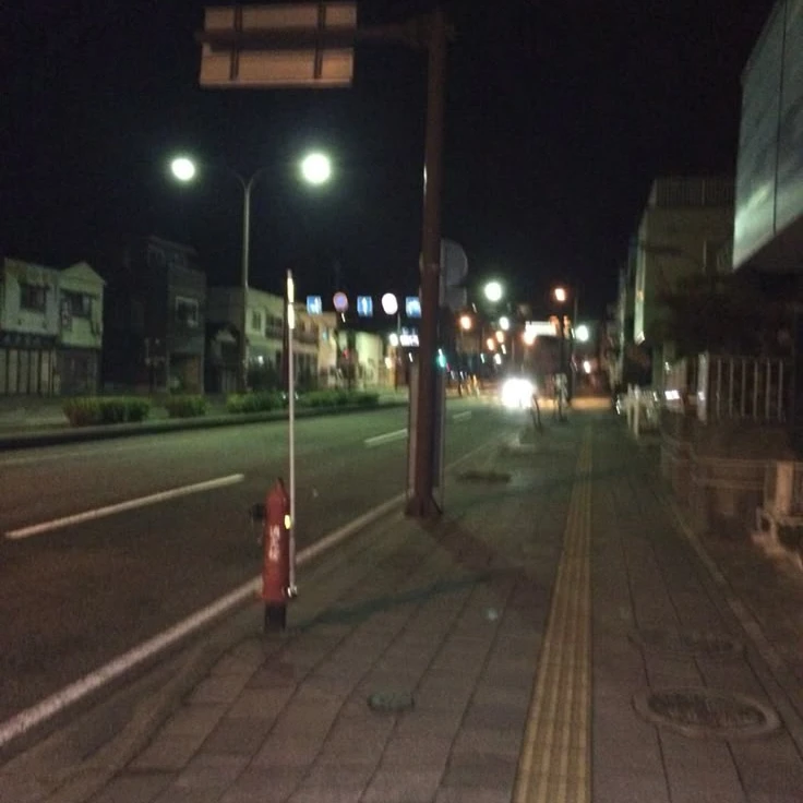 夜道は危険です。