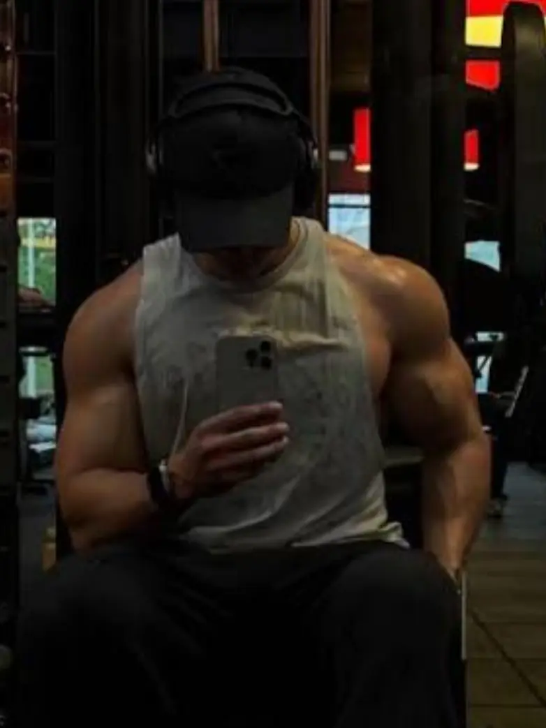 EthnicPrawn2654의 Clingy Obsession