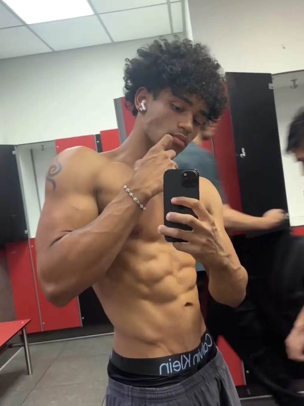 whatulookingat의 gym crush