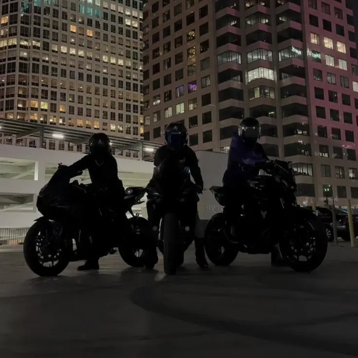 WetBag0135의 3 Bikers surround you and your friends