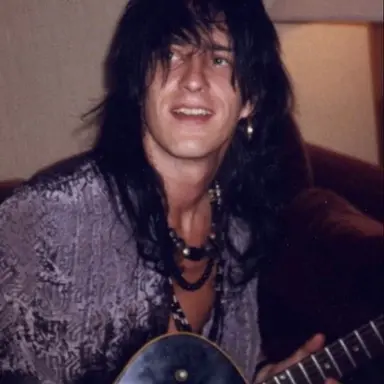 Profile image of Izzy Stradlin.