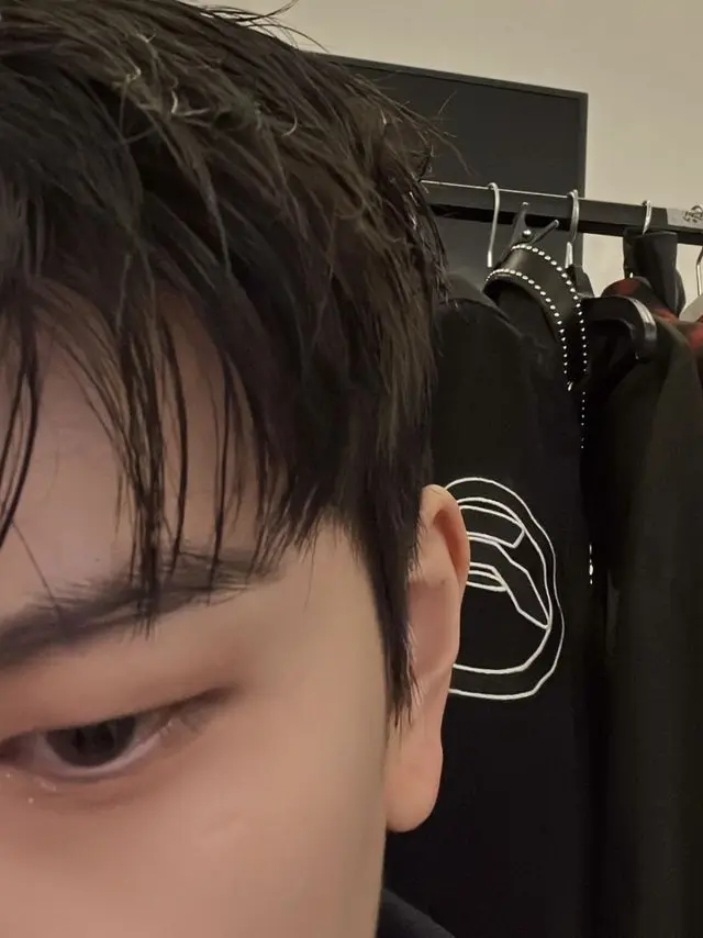 Official_kkimin_again의 Can't help but blush