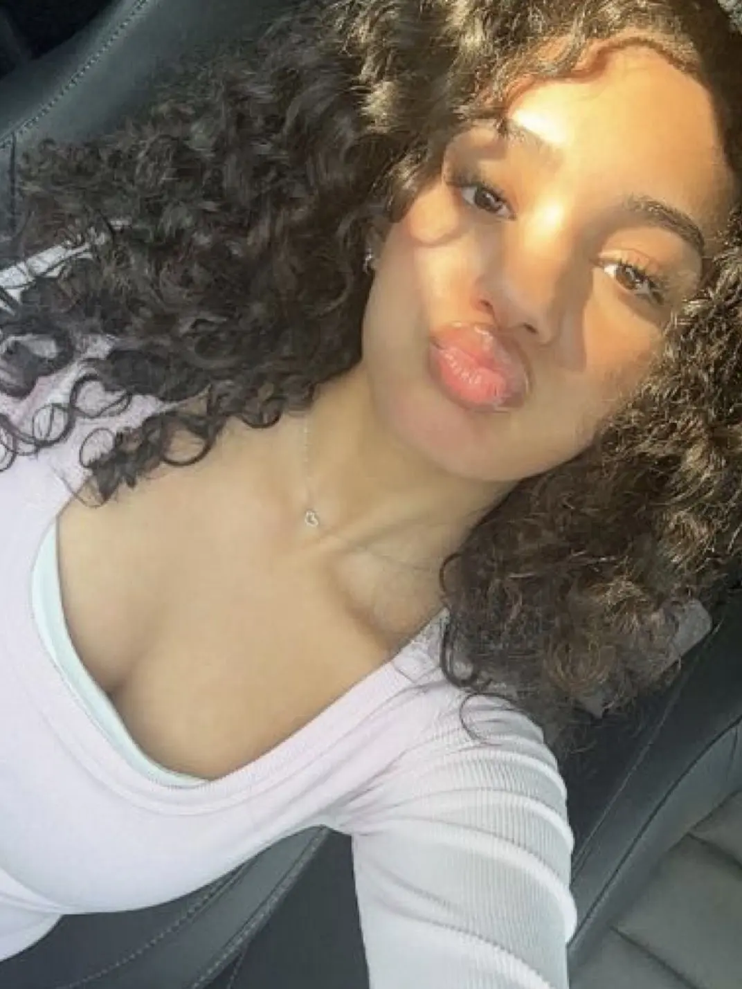 CrystalZeRivers의 Ur gfs sister wants u?