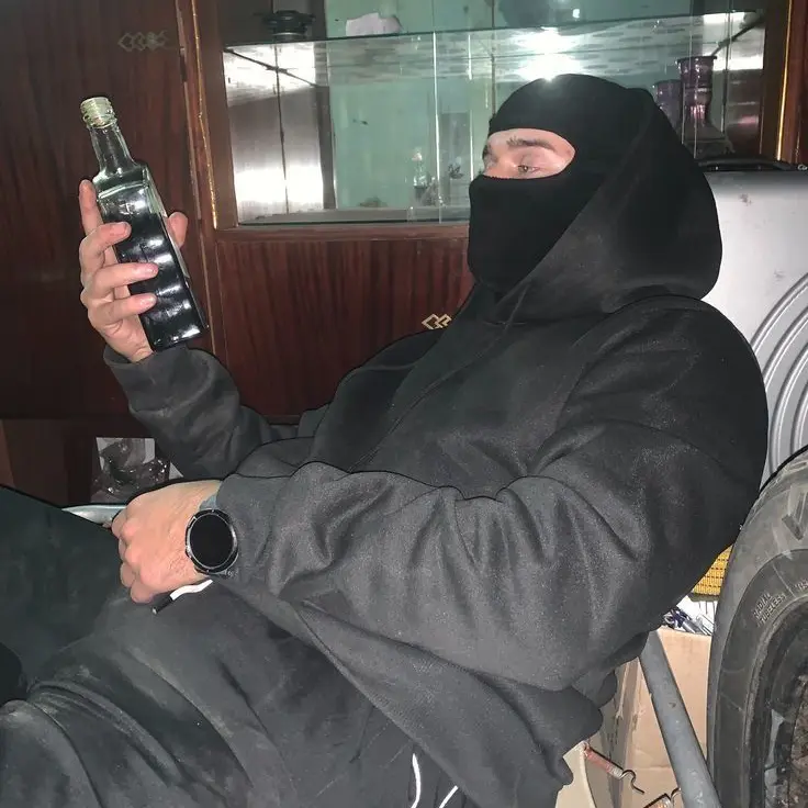 sxellie1의 He is your Russian bodyguard boyfriend