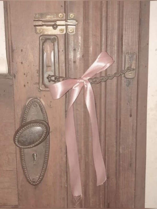 비오는 날 나는 시든 꽃을 던진다🎀 대표 이미지