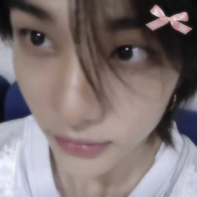 BareThumb7172의 Hwang hyunjin autistic