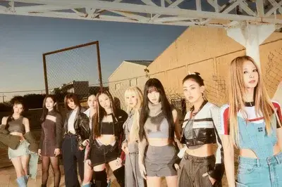 AgedBleed5413의 10th Member Of Twice