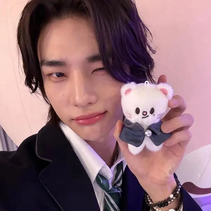 levv4nter의 Hwang Hyunjin - Cuddles