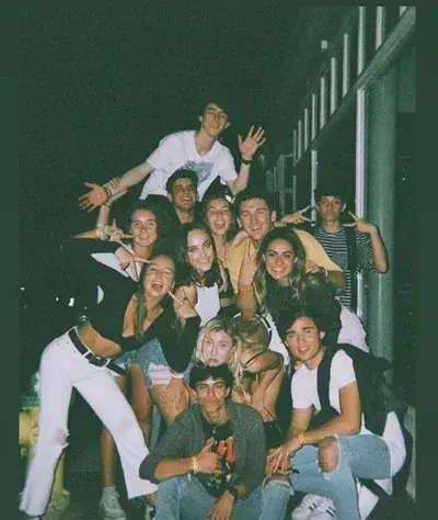 FloralRobot5242의 big friend group